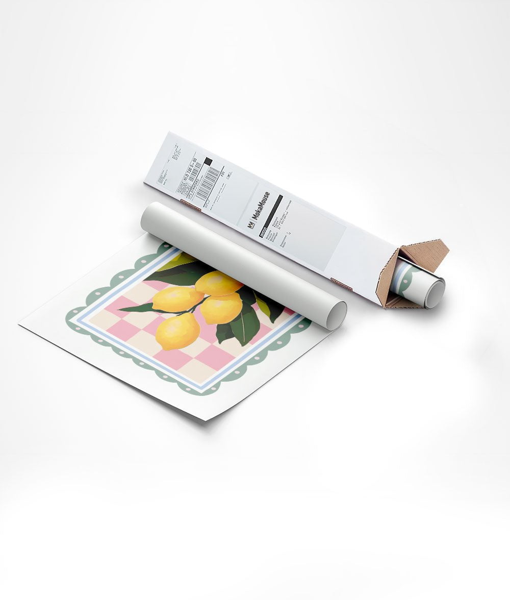 Affiche illustration citron de sicile sur damier rose emballée dans un carton triangulaire.
