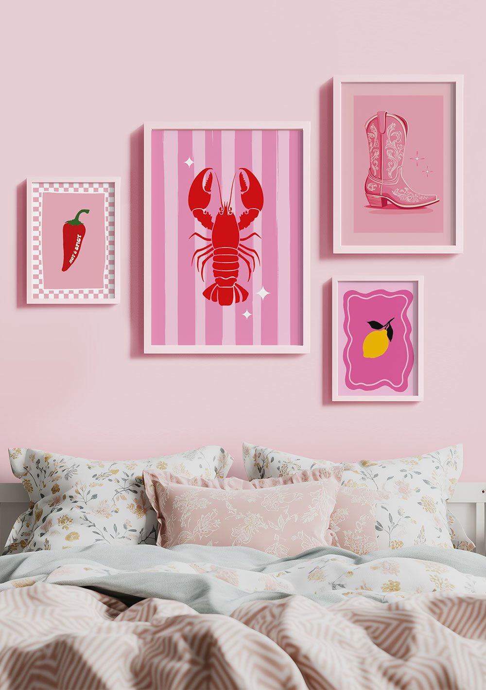 Mise en situation de quatre poster funky aux tons rose et rouge, dans une chambre.