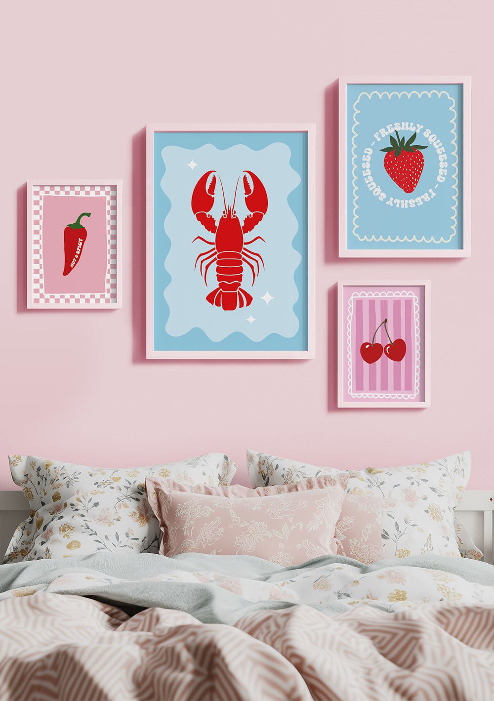 Quatre affiches dans les tons de rose et de bleu encadrés sur un mur dans une chambre