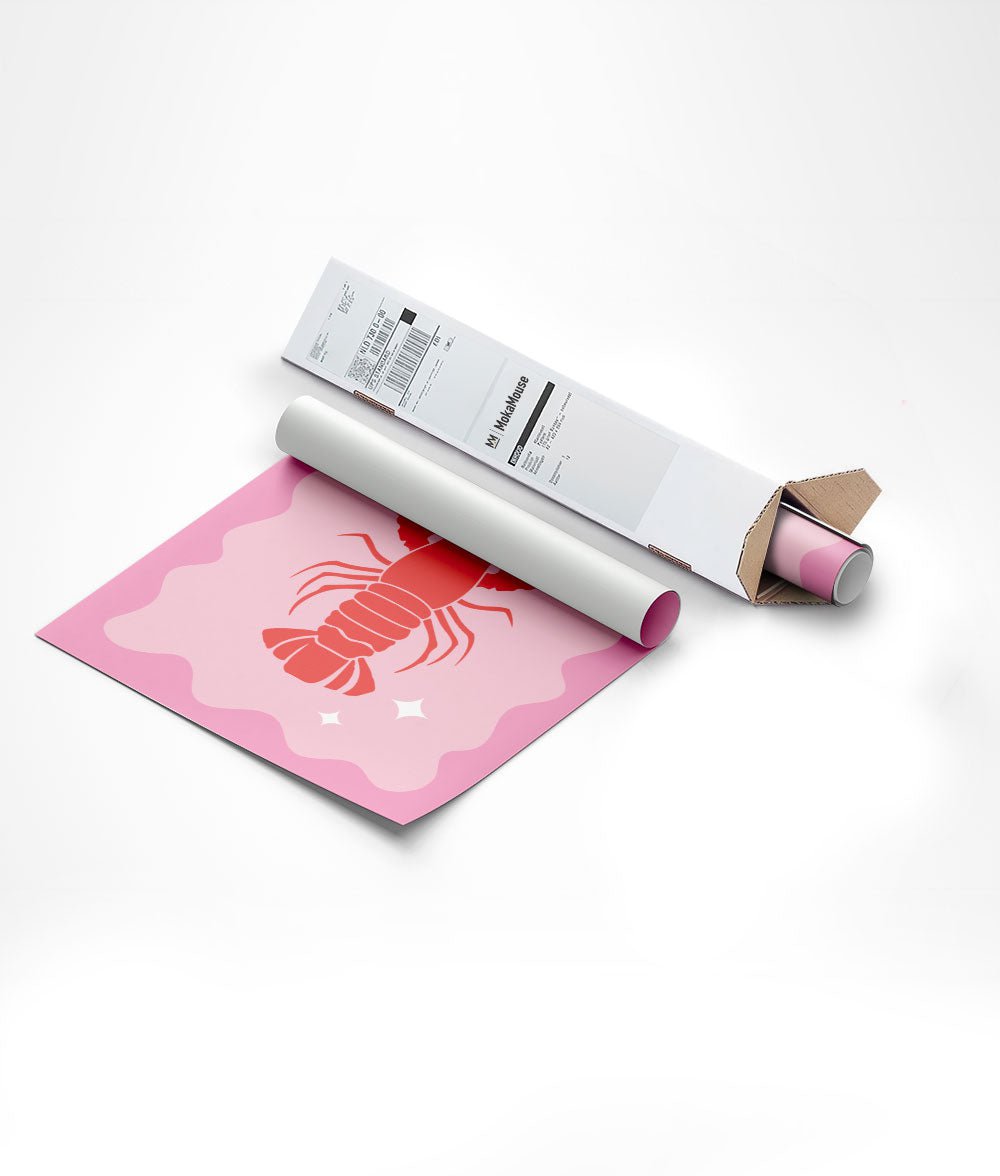 Affiche homard fond rose bord ondulé dans un carton triangulaire.