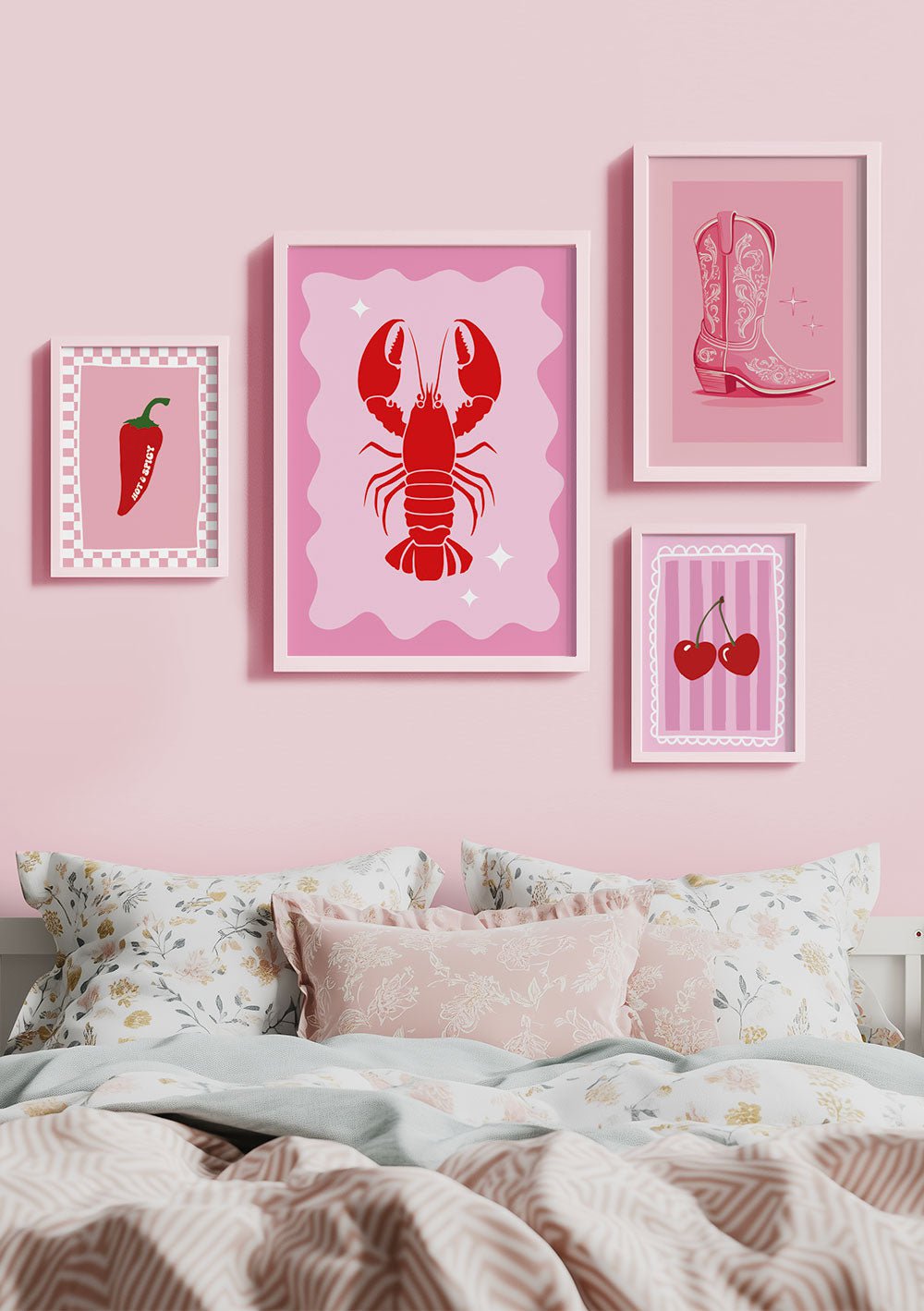 Lot de quatre poster funky rouge et rose encadrée au dessus d'un lit.