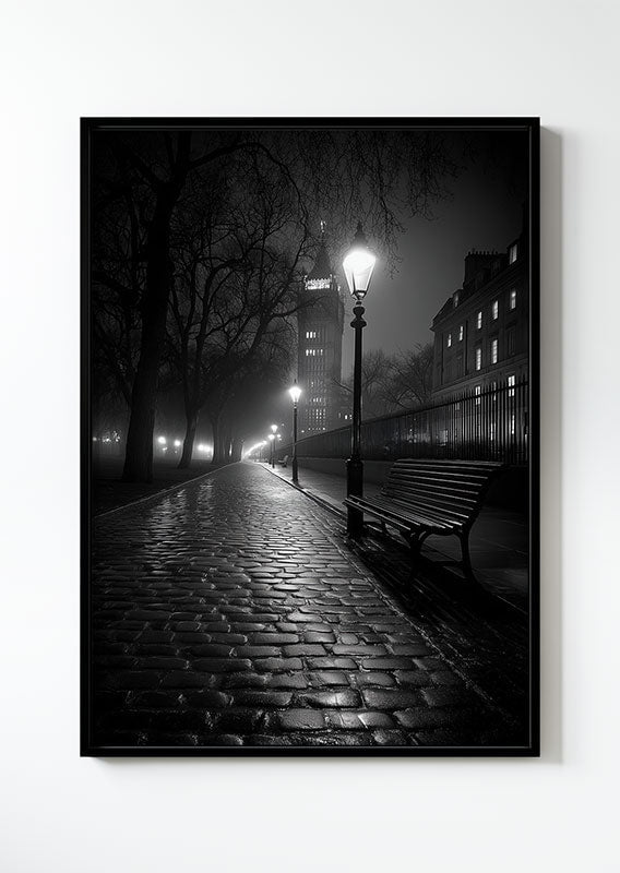 Affiche photographie noir et blanc d'une rue pavée et d'un banc la nuit, dans un cadre noir