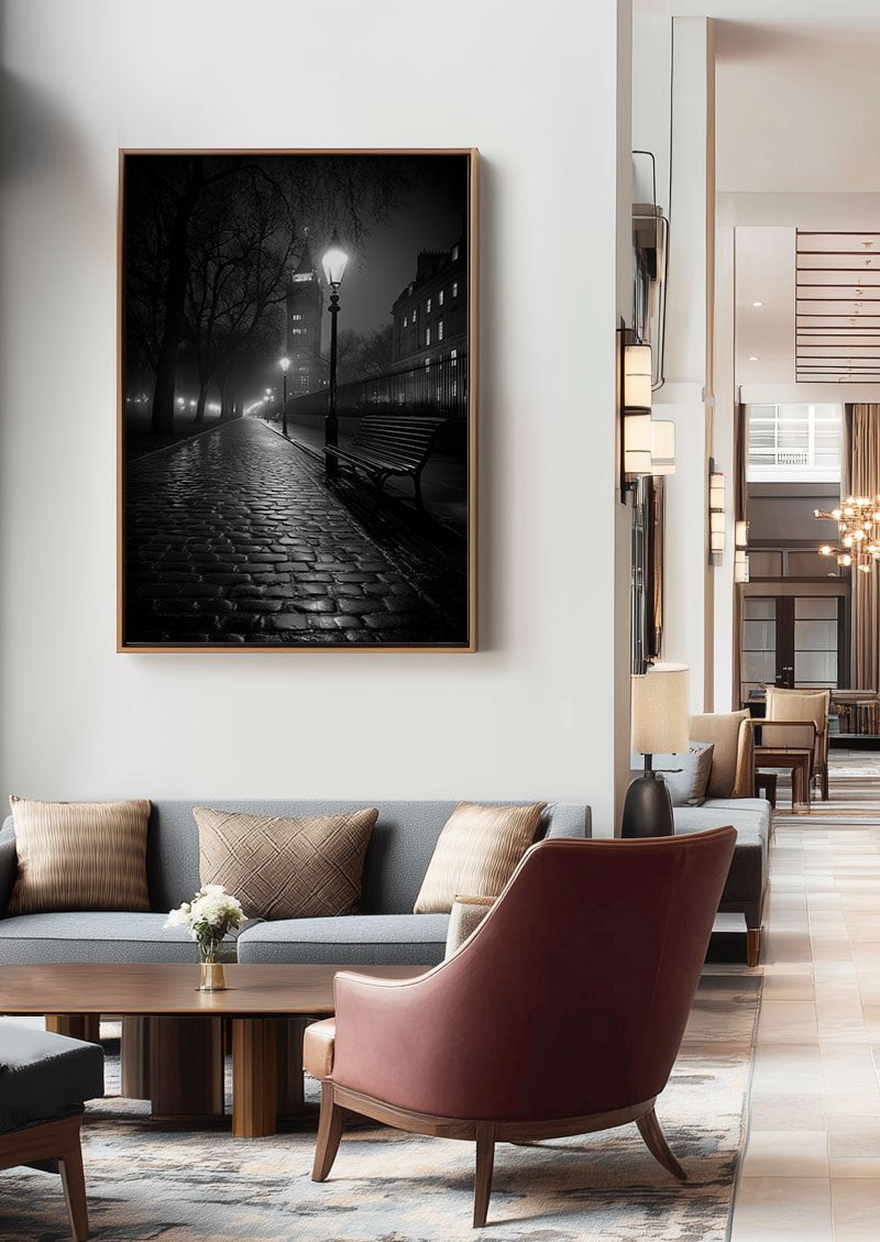 Poster photo noir et blanc d'une rue pavée de londres encadrée au dessus d'un canapé