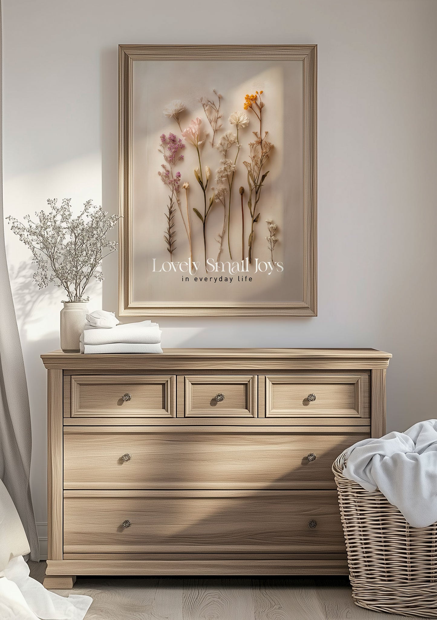 mise en situation au dessus d'une commode de l'affiche automne fleurs séchées et texte