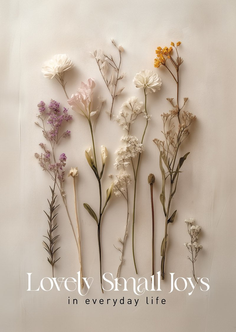 Affiche automne avec des fleurs séchées sur fond beige et un texte en blanc "lovely small joys"