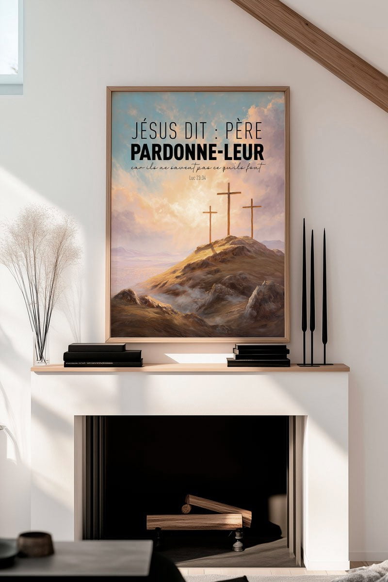 Mise en situation au dessus d'une cheminée de l'affiche chrétienne représentant le Calvaire