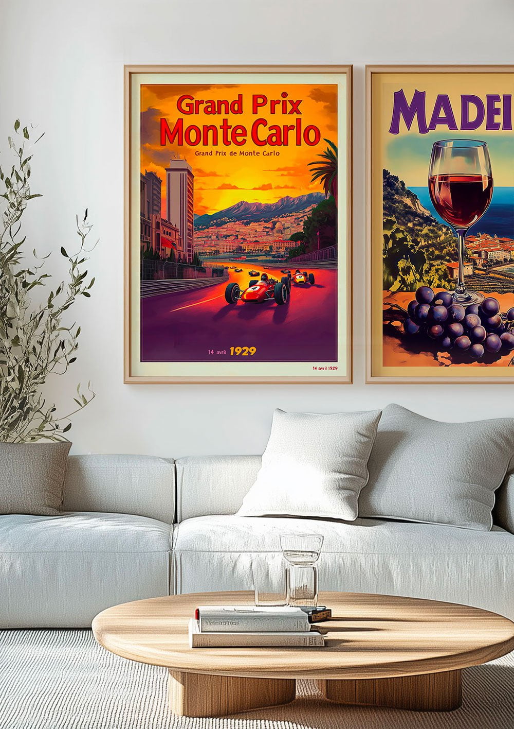 Affiche ancienne Monaco encadrée à côté d'une affiche ville de Madère dans un salon moderne.