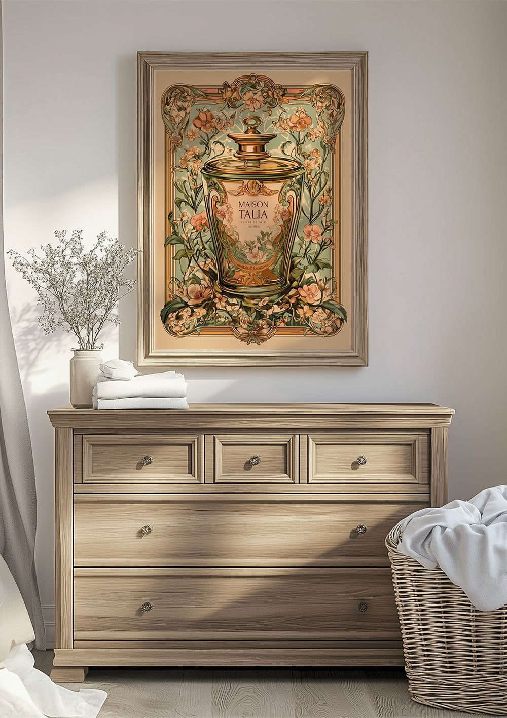 Affiche Art déco 1930 d'un parfum rétro encadrée au-dessus d'une commode en bois.