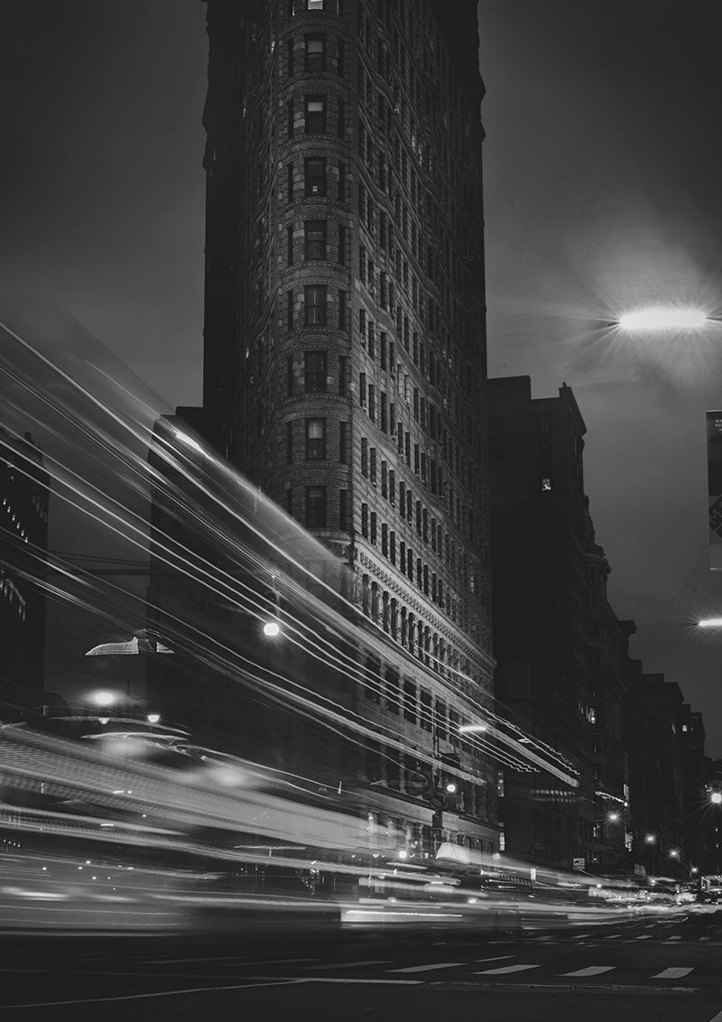 Affiche photographie noir et blanc de manhattan avenue de nuit, avec des lumières filantes.