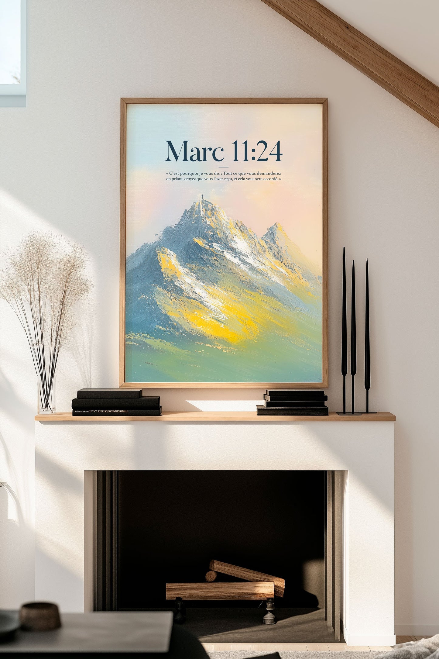 Mise en situation de l'affiche chrétienne marc 11:24 au dessus d'une cheminée, dans un cadre en bois