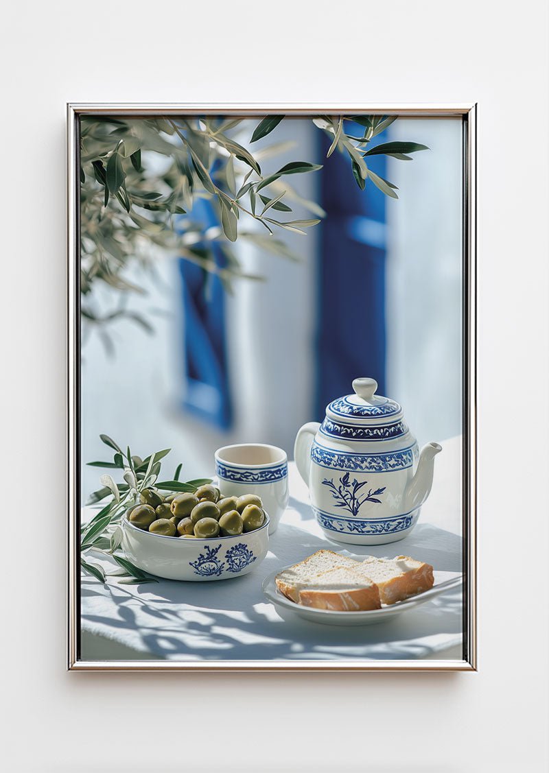 Poster photo cuisine d'un bol d'olives et d'un service à thé dans un cadre chrome