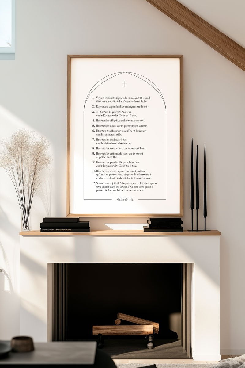 Affiche chrétienne du verset de la bible Matthieu 5:1-12 Encadrée au dessus d'une cheminée