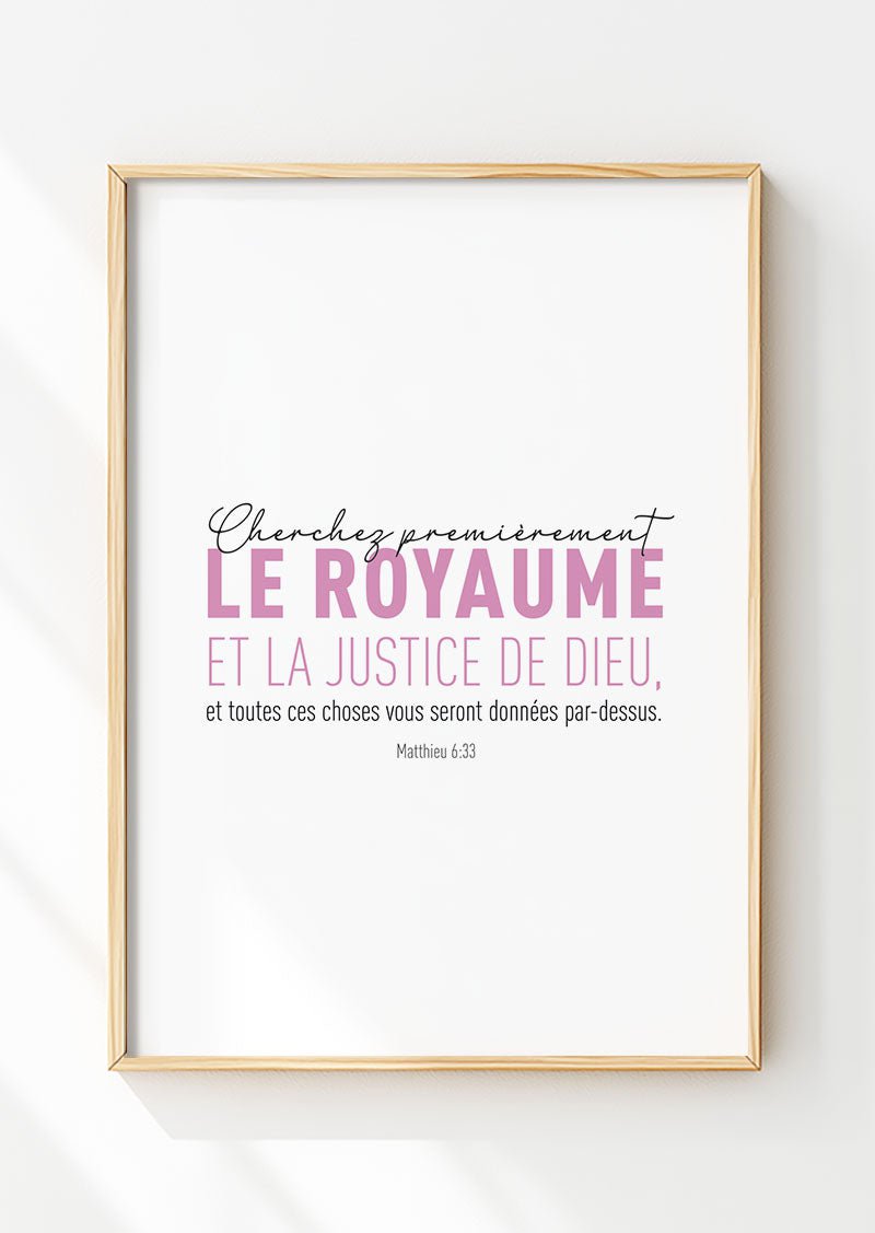 Affiche chrétienne du verset de la bible Matthieu 6:33 en typo rose dans un cadre bois