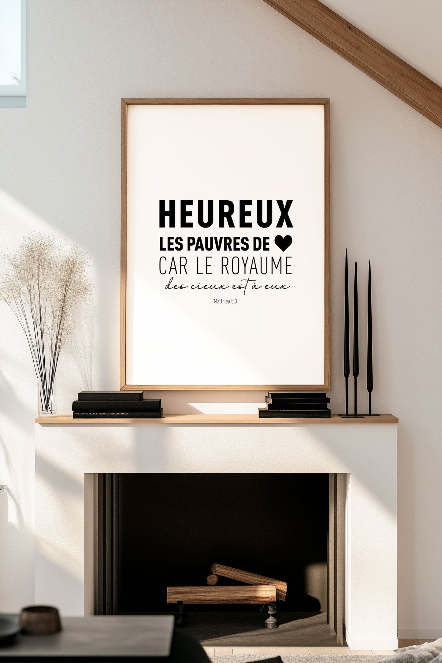 Mise en situation de l'affiche chrétienne matthieu 5:3 dans un cadre en bois au dessus d'un meuble