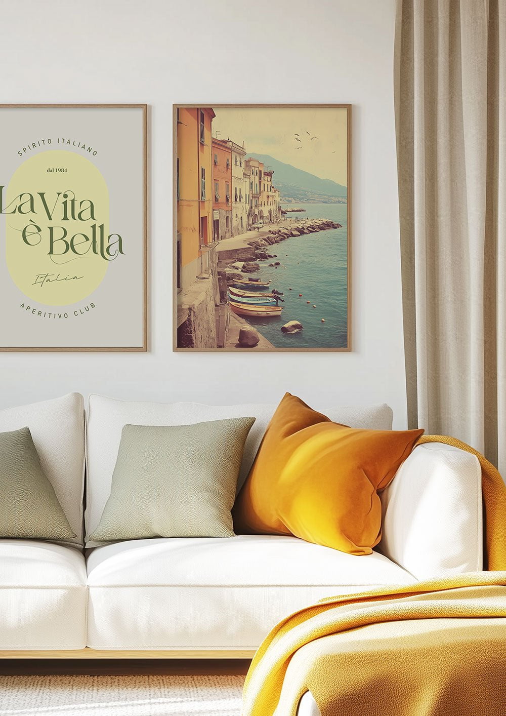 Deux posters italie mis en situation sur le mur d'un salon au dessus d'un canapé