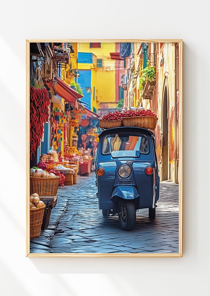 Poster photo été montrant une ruelle de milena et un triporteur dans un cadre en bois