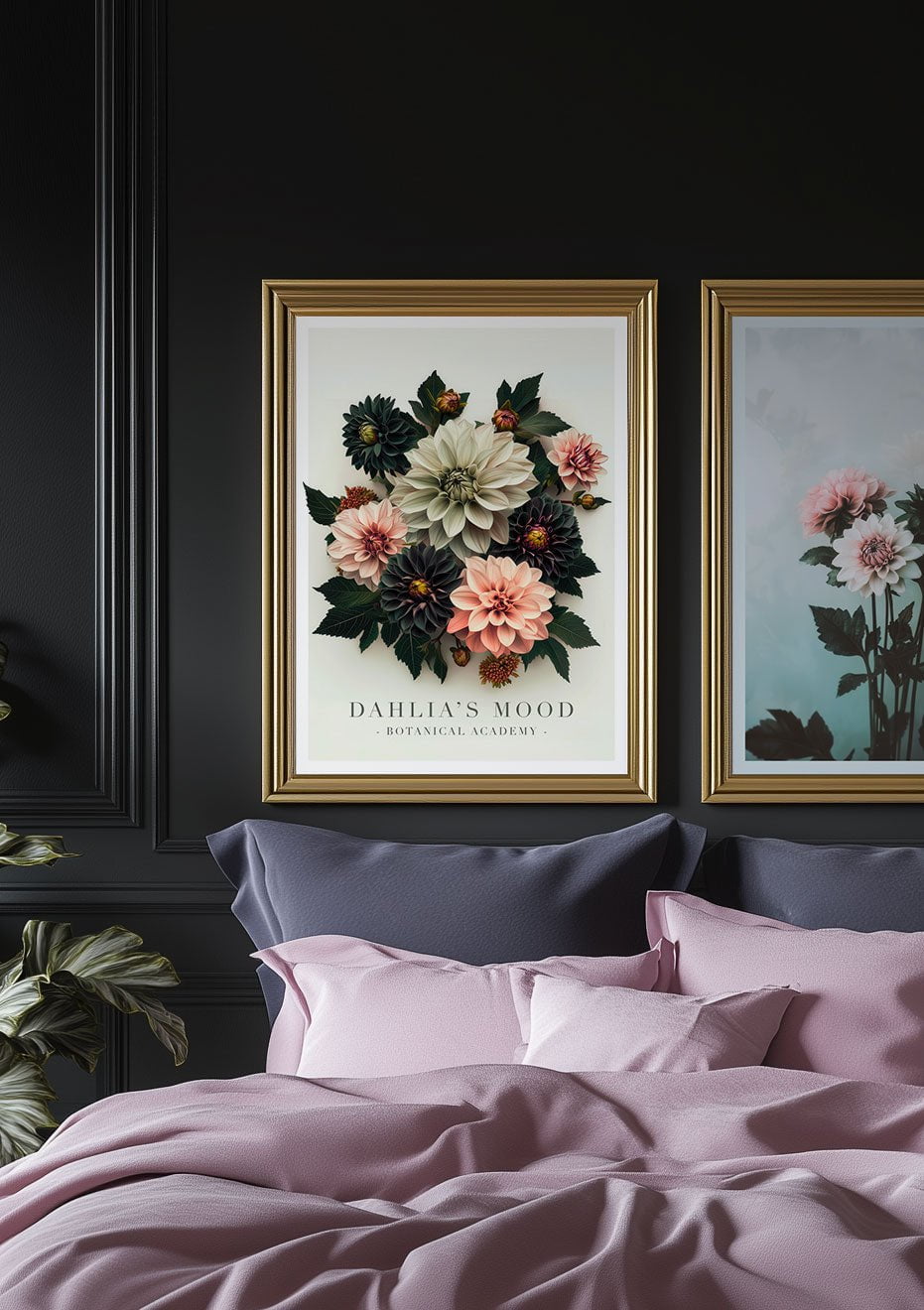 Mise en situation de l'affiche murale botanique de dahlias encadrée sur un mur noir, dans une chambre.
