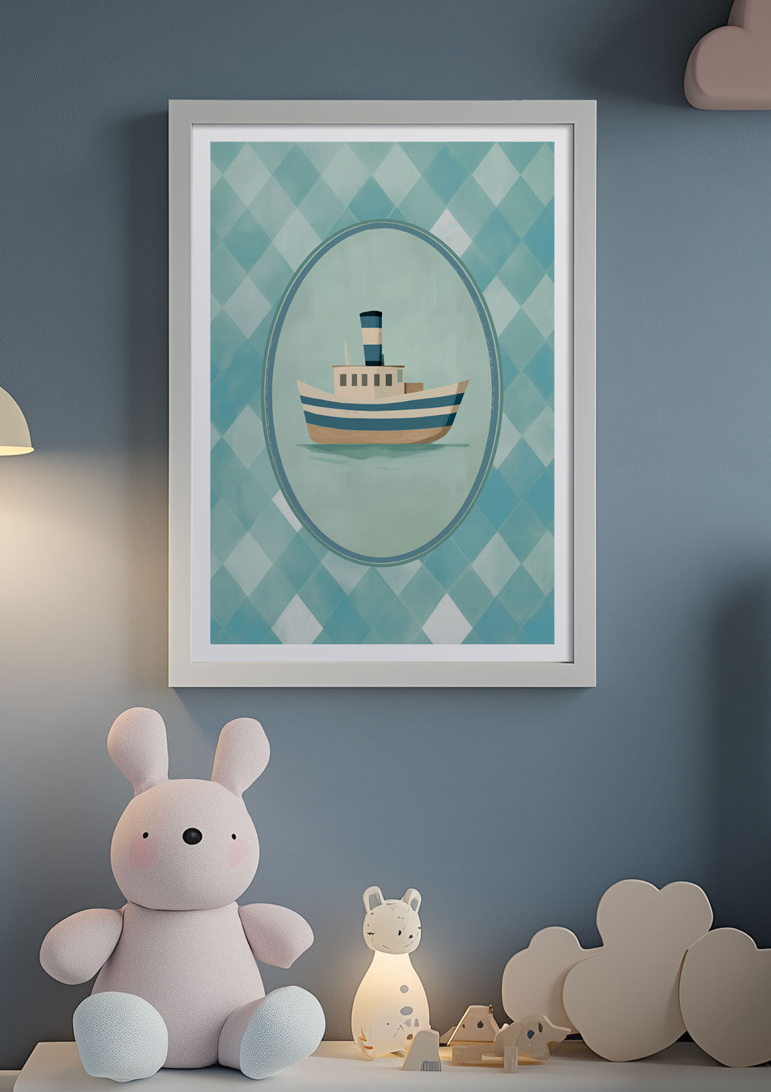 Affiche pour chambre bébé bateau de pêche mise en situation dans une chambre de bébé au mur bleu.