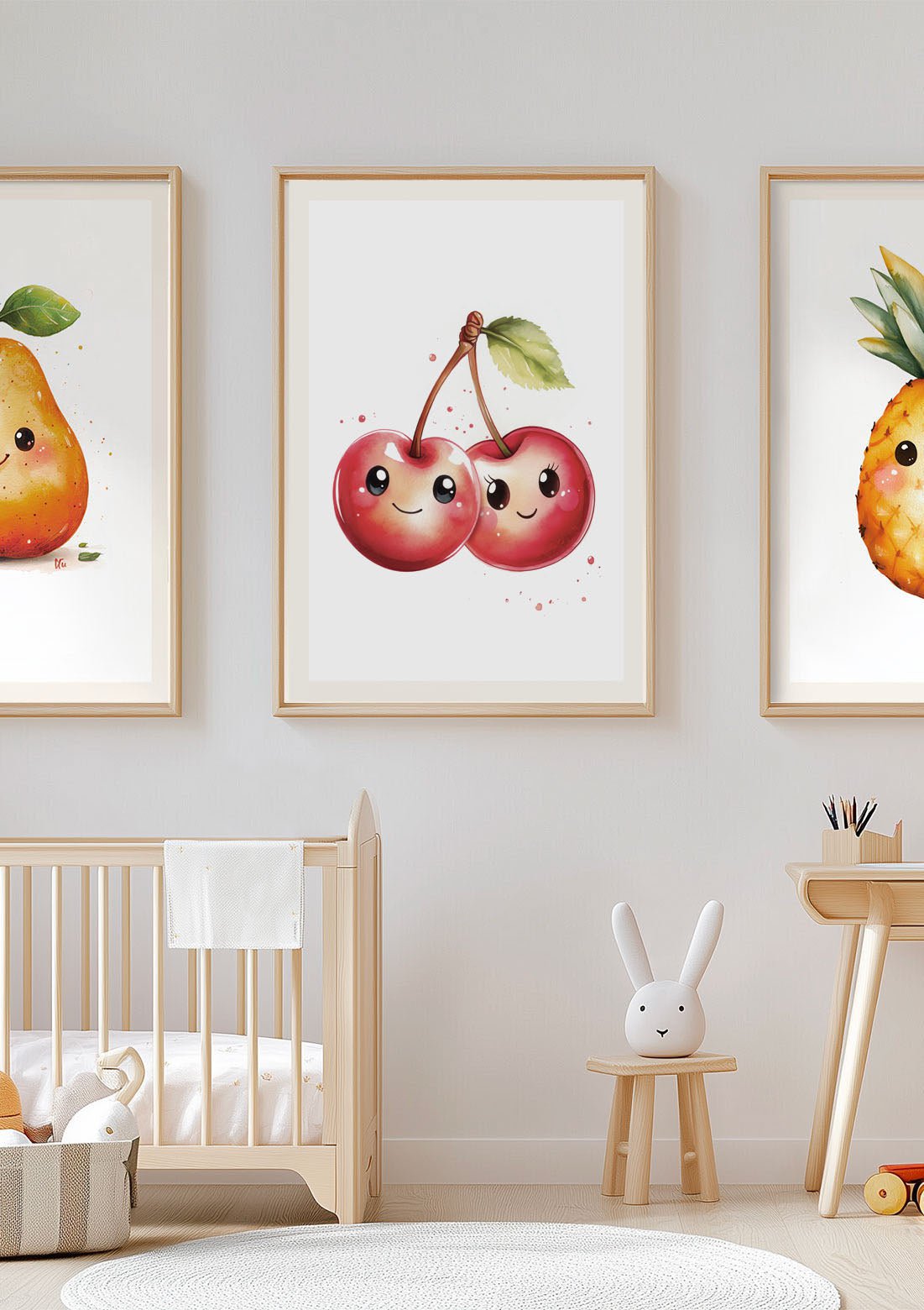 Affiche pour chambre bébé de cerises encadrée au milieu de deux autres affiches.