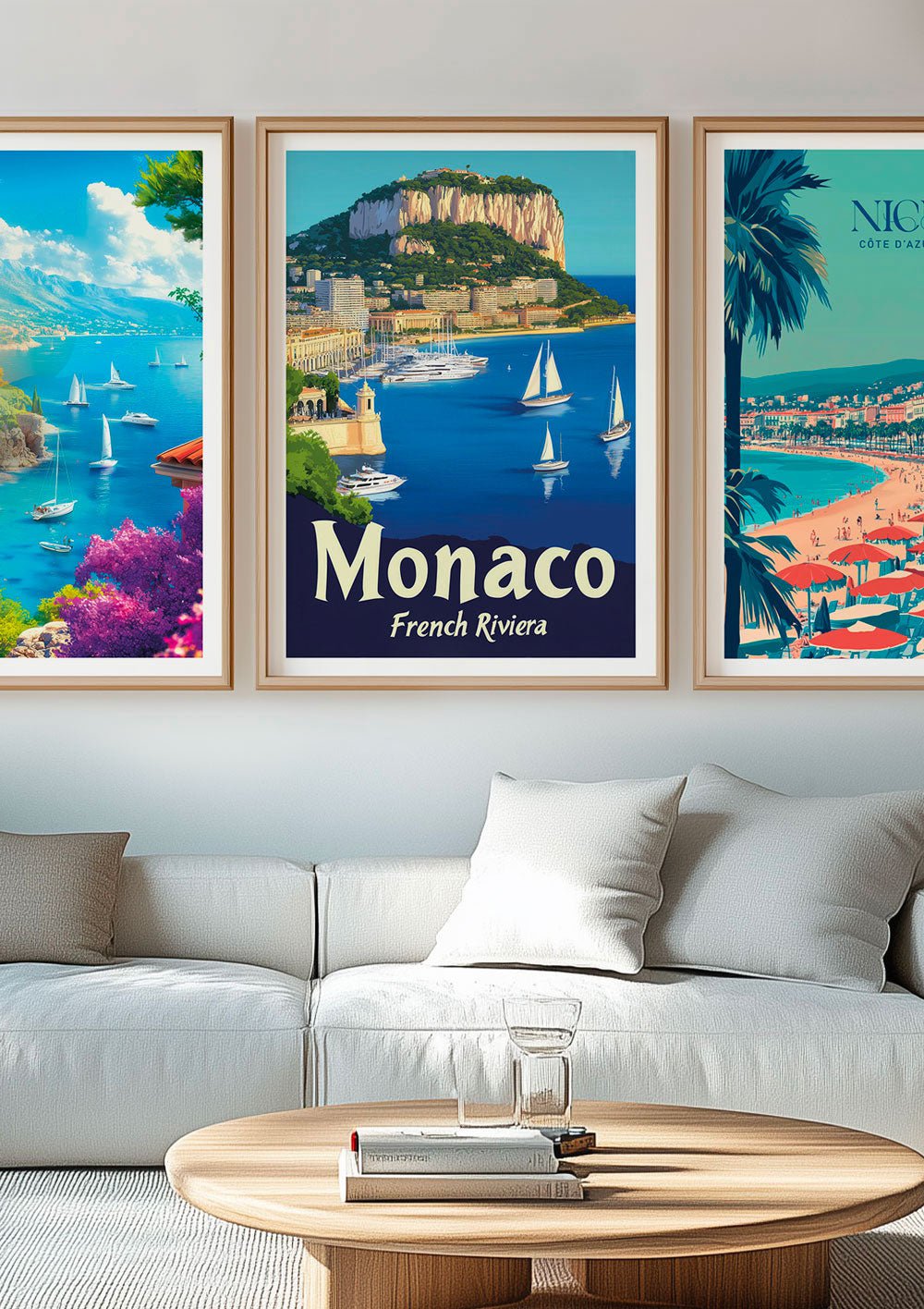 Affiche vintage illustrée du port de Monaco, dans un cadre en bois sur le mur d'un salon.