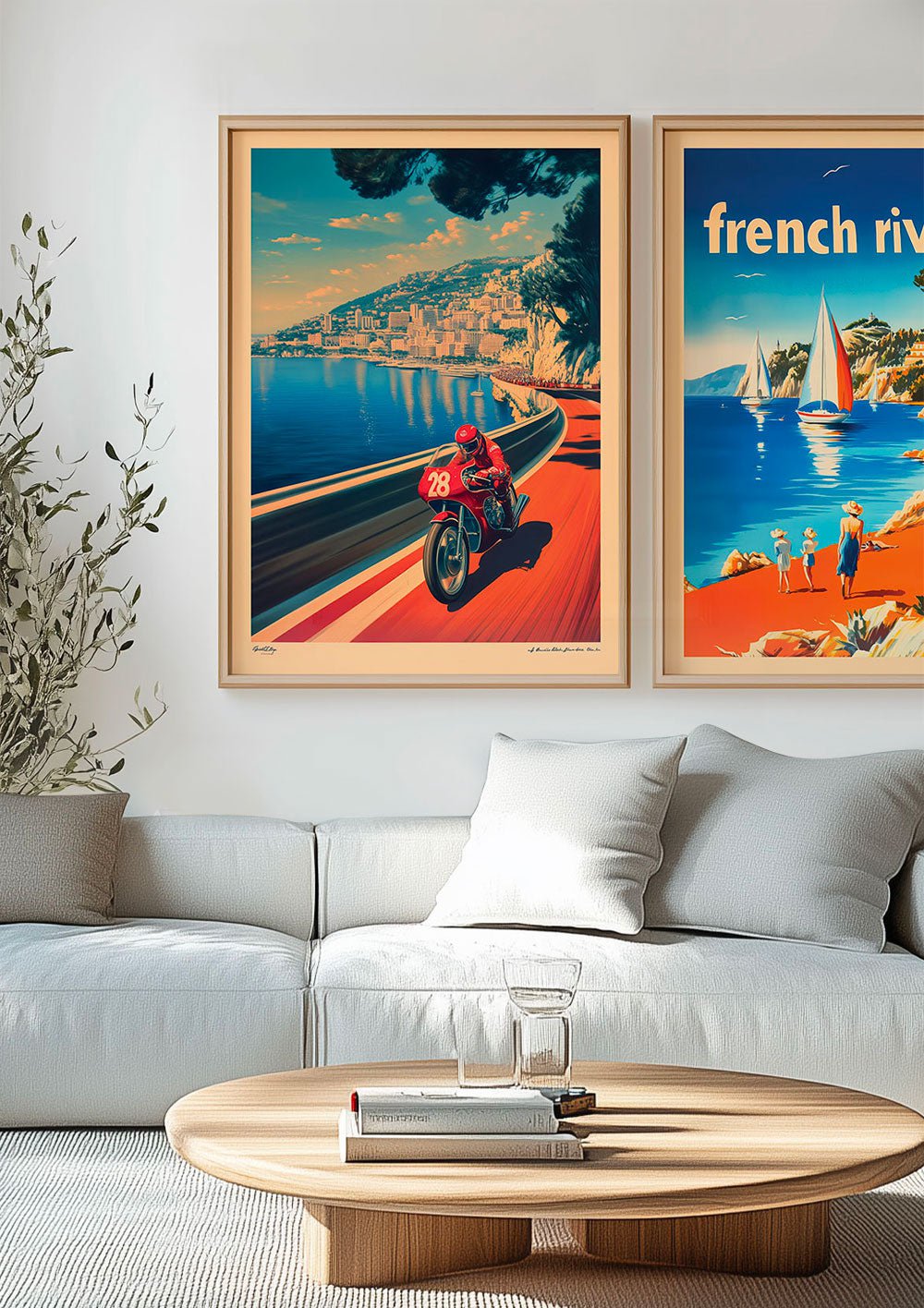 Affiche vintage illustrée d'une course de moto à Monaco, encadrée dans un salon au canapé gris.