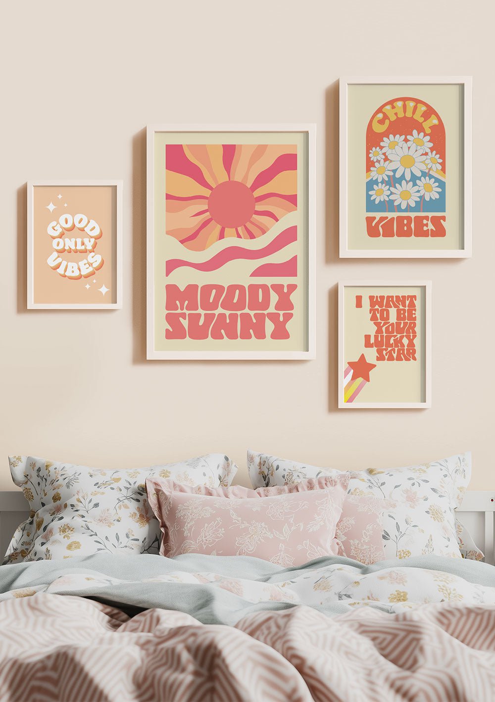 Lot de quatre affiches psychédélique rétro encadrés sur le mur d'une chambre.