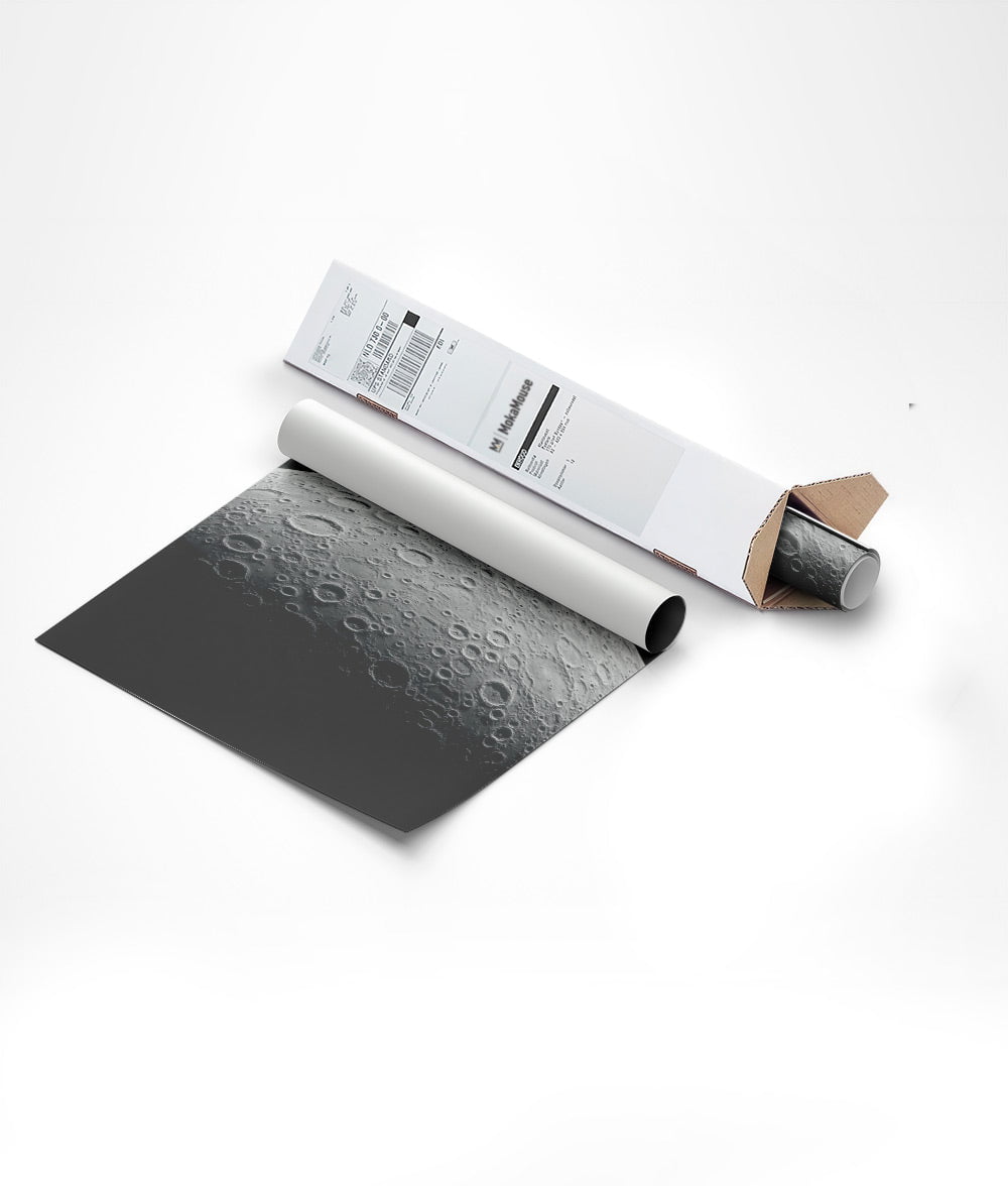 Affiche murale espace de la Lune emballée dans un carton de forme triangulaire.