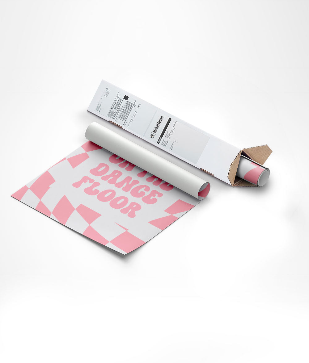 Affiche vintage pop typo rose et damier dans son emballage en carton triangle.