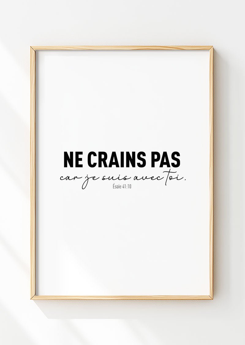 Affiche chrétienne dans un cadre en bois, du verset d’Ésaïe 41:10, en noir et blanc.