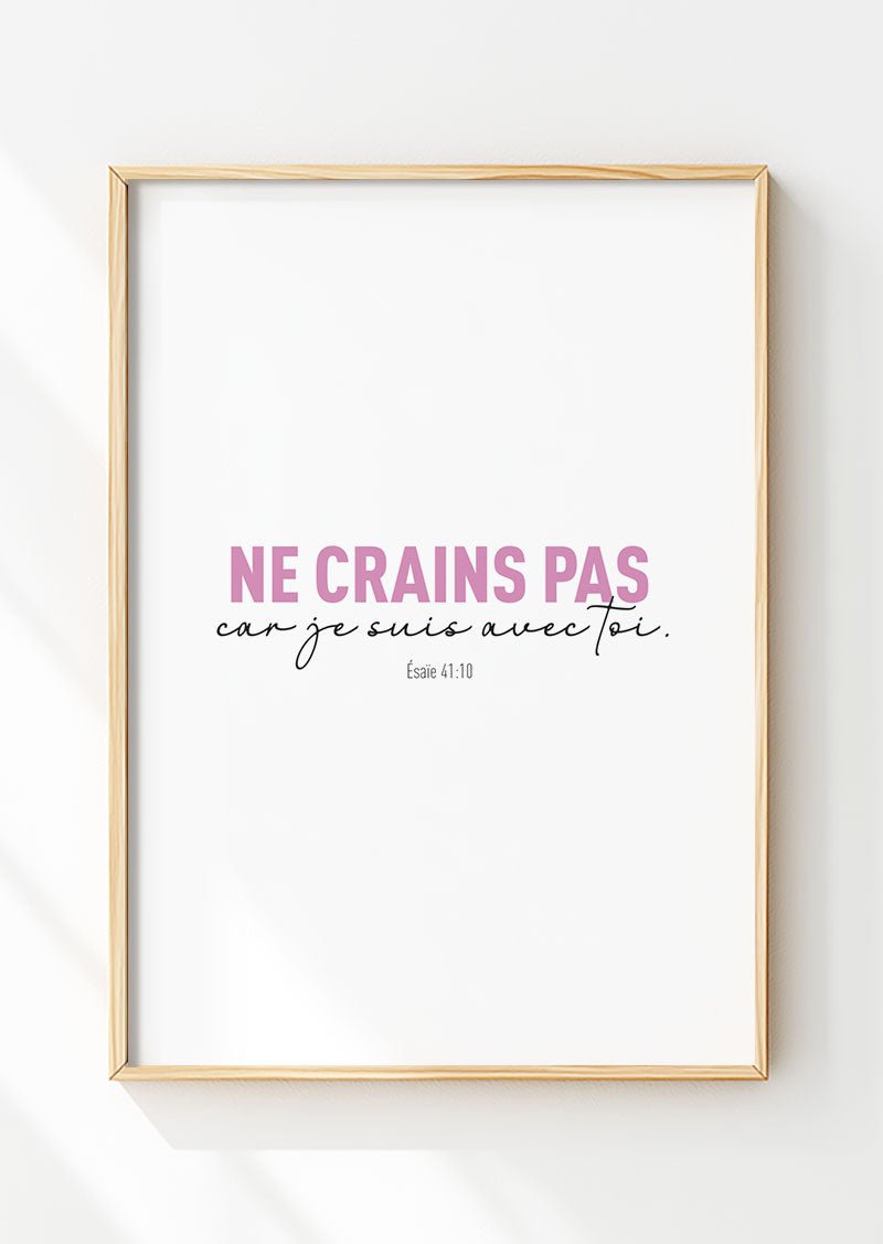 Affiche chrétienne du verset biblique 41:10, en rose et noir dans un cadre en bois.