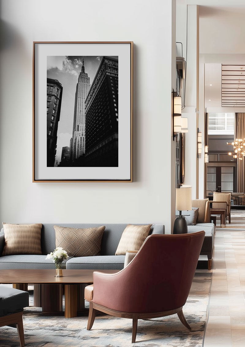 Poster photo noir et blanc de l'empire state building mis en situation dans le hall d'un hotel