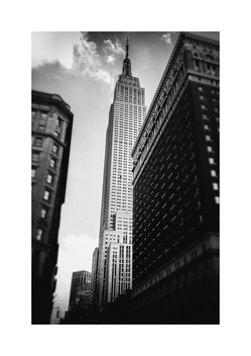 Affiche photographie noir et blanc de l'empire state building, entre deux immeubles