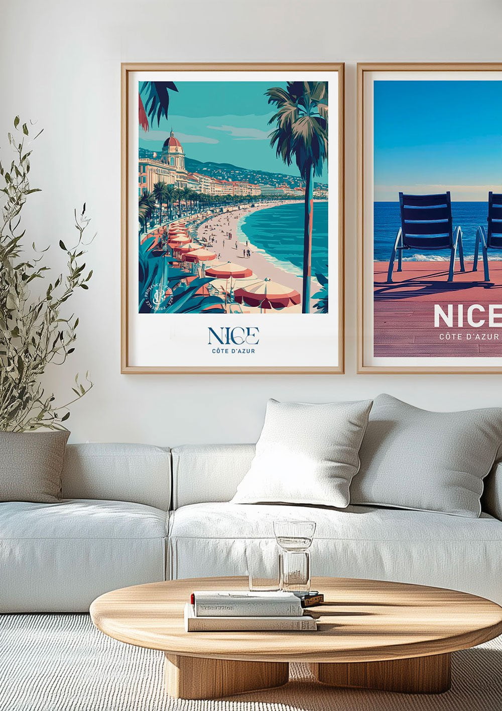 Affiche vintage illustrée de la Promenade des Anglais, dans un cadre en bois sur le mur d'un salon.