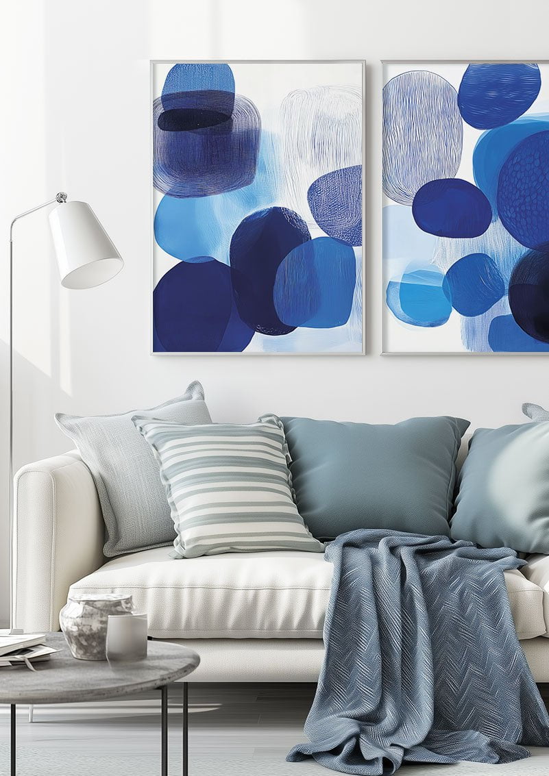 Duo de poster abstraits formes bleues mises en situation sur le mur d'un salon