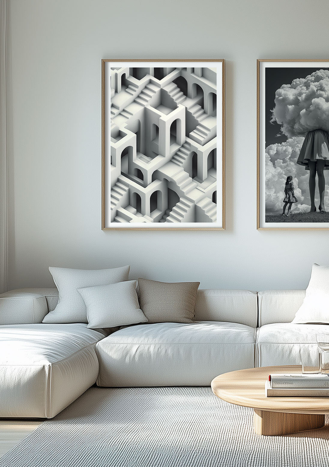 Deux affiches noir et blanc encadrées dans un salon.