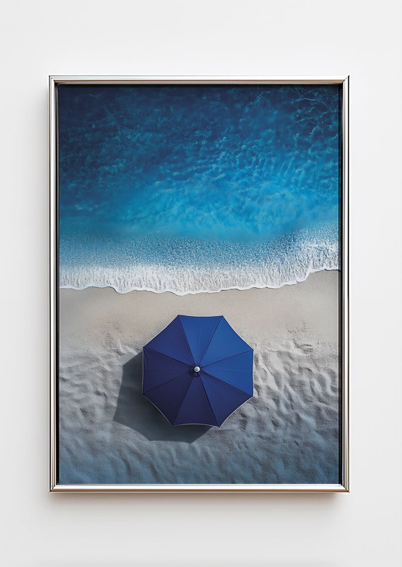 Poster photo mer et plage représentant la mer vue du dessus, et un parasol bleu dans un cadre chrome
