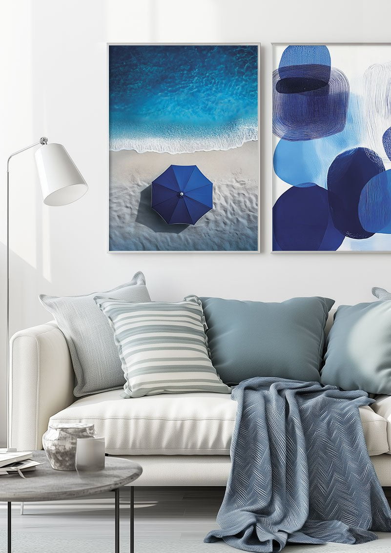 Duo d'affiche mer et plage dans les tons bleus accrochées au dessus d'un canapé