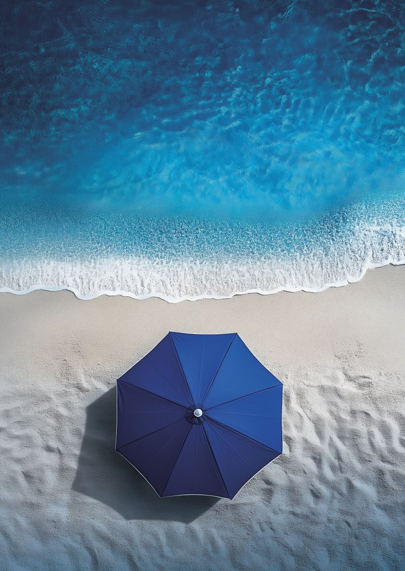 Affiche mer et plage représentant la mer vue du dessus, et un parasol bleu sur le sable
