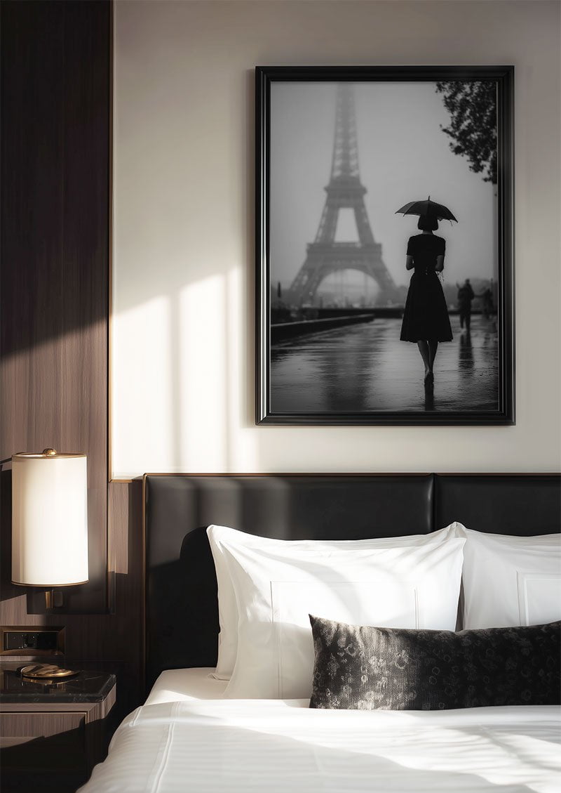 poster photo noir et blanc d'une femme marchant face à la tour eiffel encadrée dans une chambre