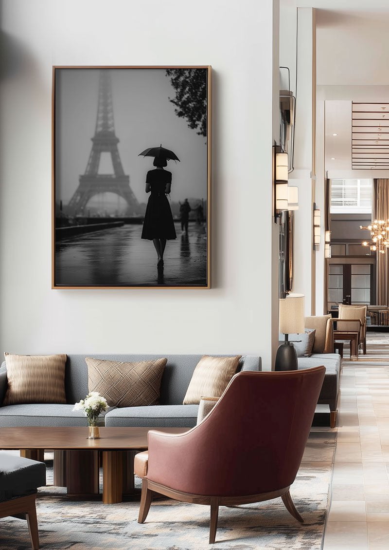poster photo noir et blanc d'une femme marchant face à la tour eiffel, encadrée dans un hotel