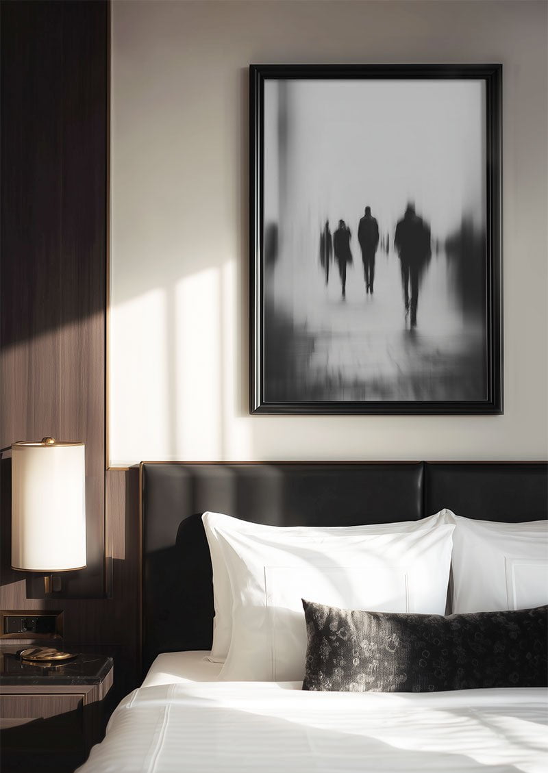 poster déco noir et blanc de piétons, encadré au dessus d'un lit d'hotel