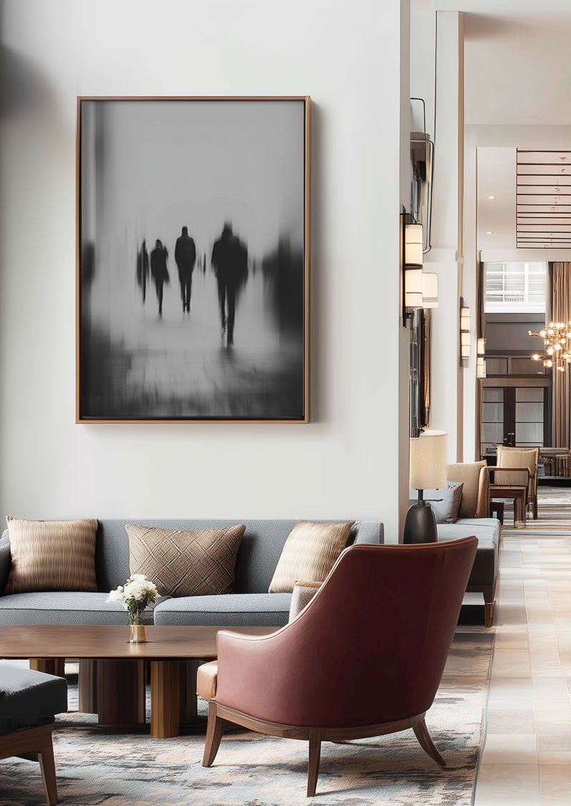 poster photo noir et blanc floue de personnes marchant, encadrée dans le hall d'un hotel