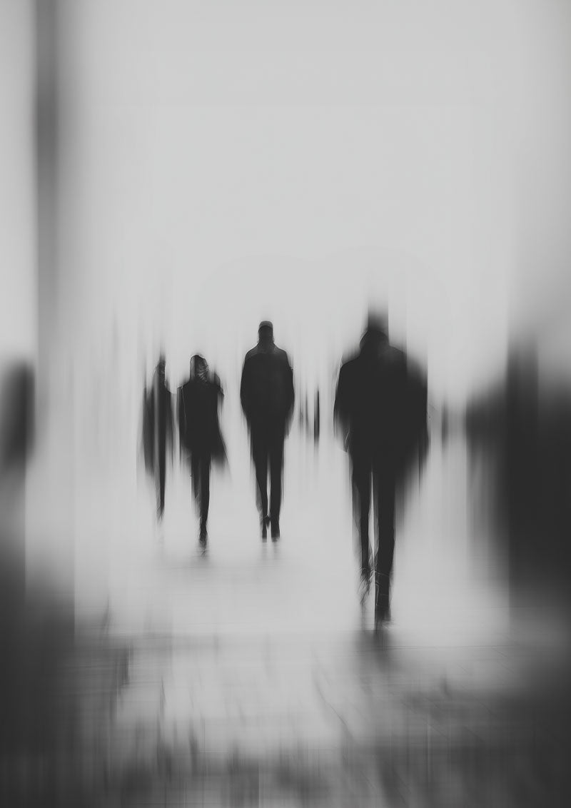 affiche photographie noir et blanc floue et abstraite de personne marchant dans la rue