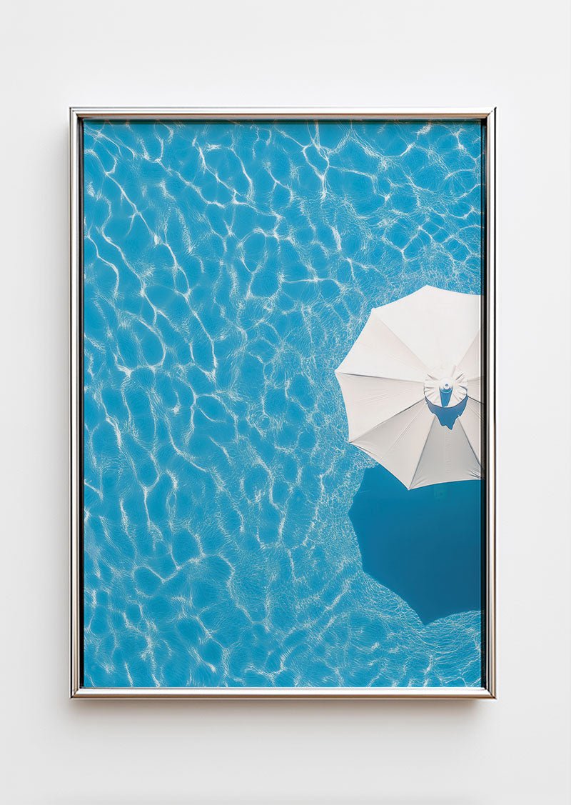 Poster photo été piscine et parasol vu aérienne, dans un cadre chrome.