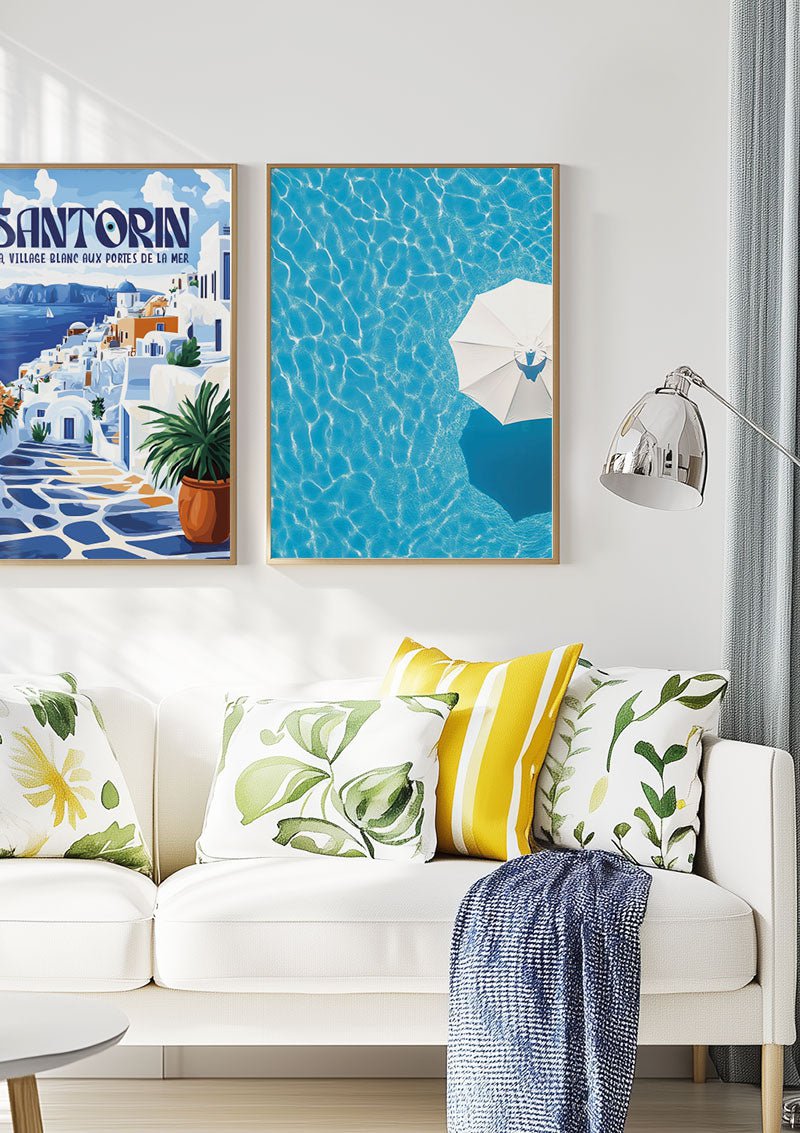 Affiche été piscine et parasol accroché à côté de l'affiche village de santorin