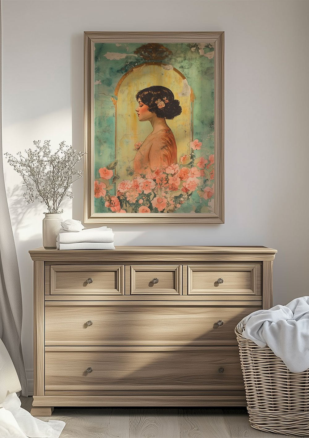 Affiche Art Déco 1930 d'un portrait romantique encadrée dans une chambre blanche et bois.