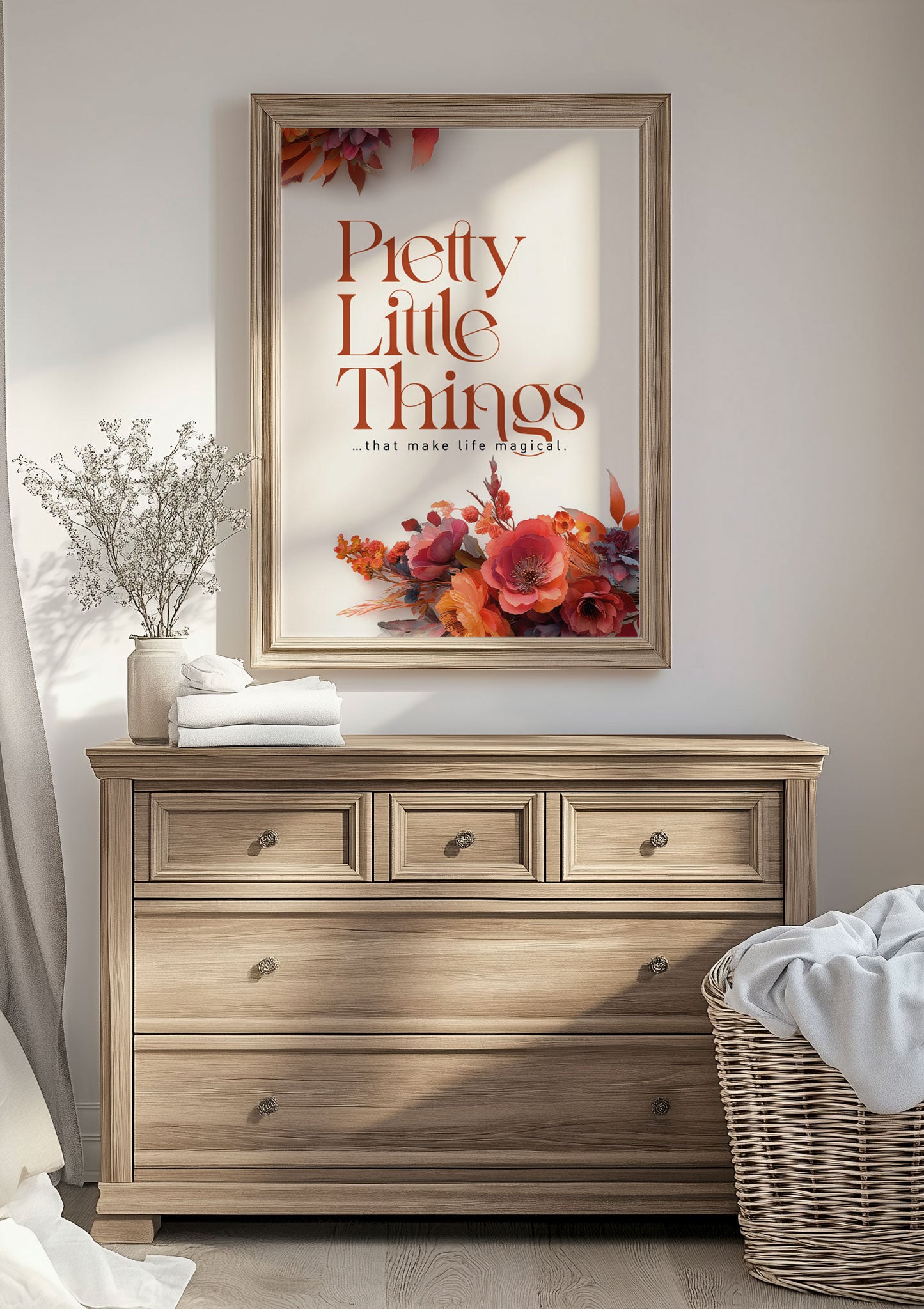 Mise en situation au dessus d'une commode de l'affiche "pretty little things" et fleurs
