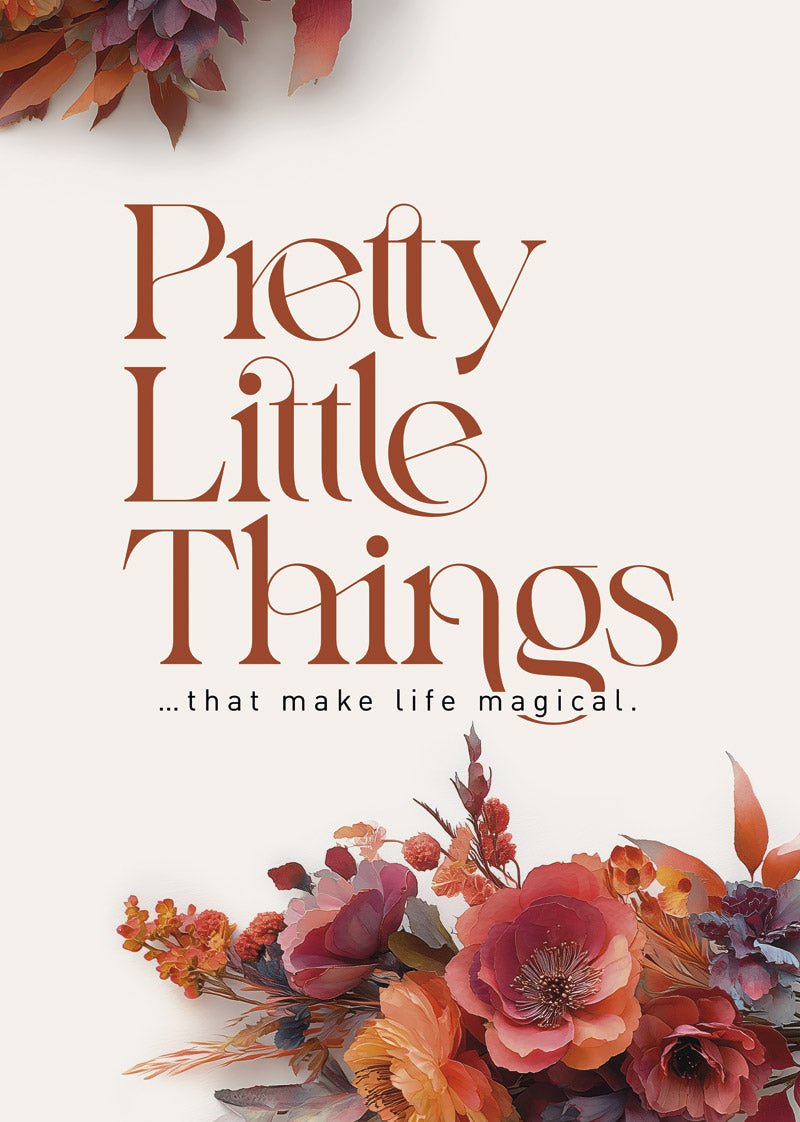 Affiche automne typographie "pretty little things" en marrons, avec fleurs en haut et en bas