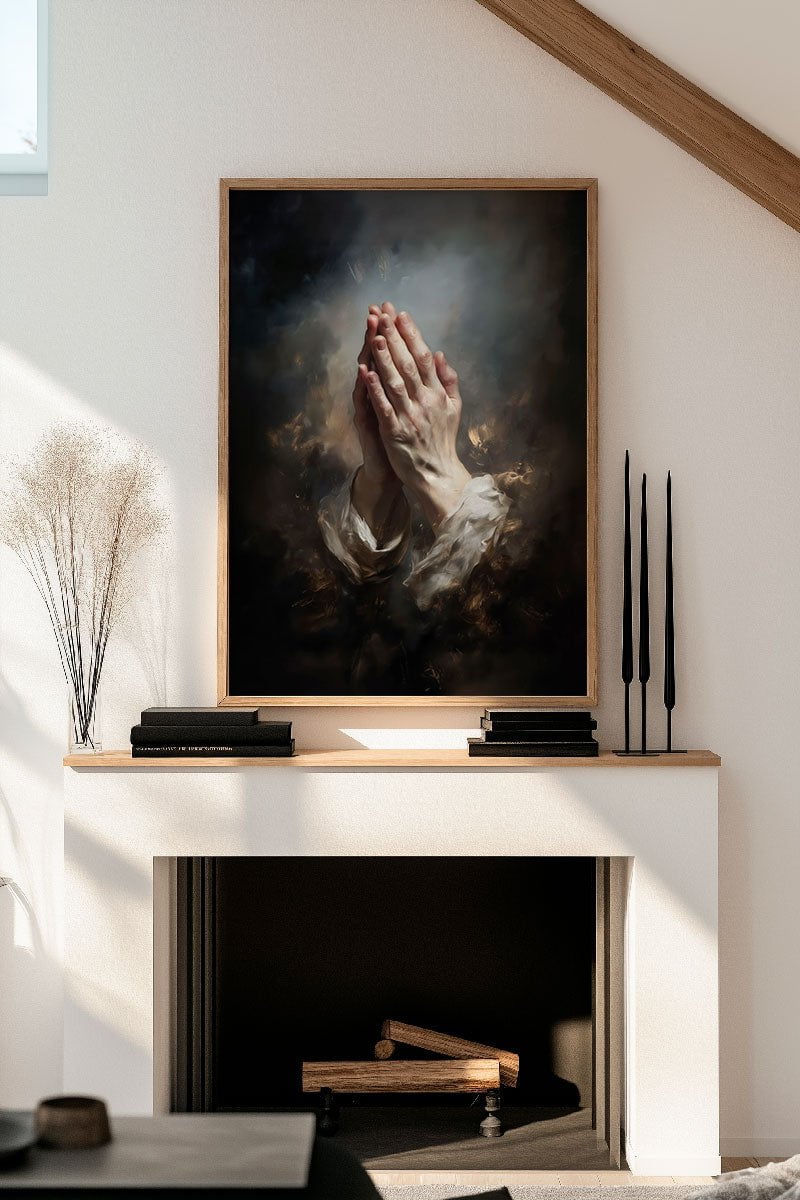 Affiche chrétienne prière dans l'ombre, mains jointes, encadrée au dessus d'une cheminée