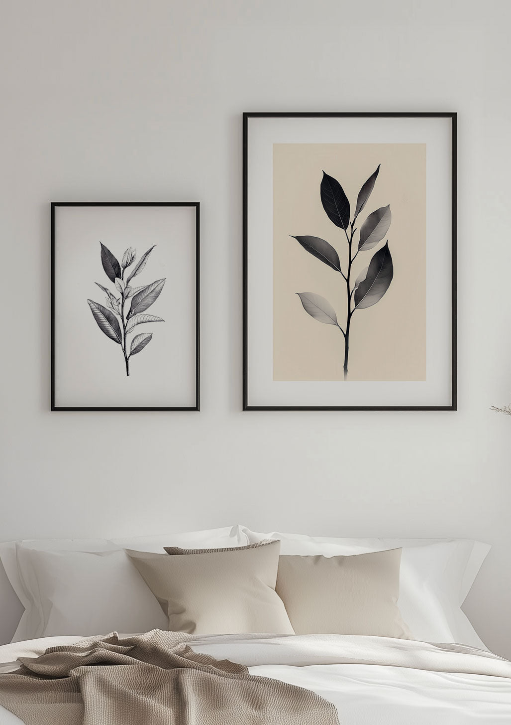 Duo de posters floraux dans des cadres noirs, au dessus d'un lit.